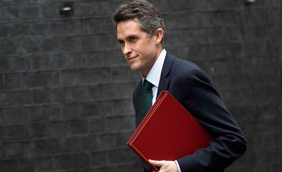 تيريزا ماي تقيل وزير الدفاع بعد فضيحة تسريب معلومات