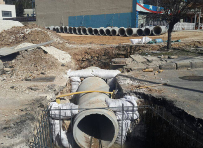 الامانة تنفذ عبارات إنبوبية لتصريف مياه الأمطار من إشارة المواصفات والمقاييس ولغاية الباهاوس