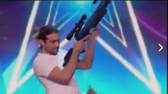 فيديو يقطع الانفاس.. استخدم عضو لجنة التحكيم في خدعة خطيرة!