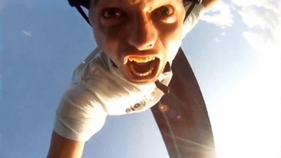 شاهد.. كاميرا ترصد تعبيرات الخوف على وجه متهور أثناء قفزه في نهر