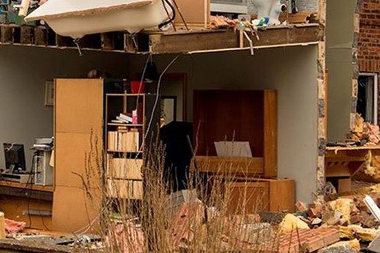 صلاة عيد الفصح تنقذ عائلة بريطانية من موت محقق بعد انفجار منزلها " صور " صلاة عيد الفصح تنقذ عائلة بريطانية من موت محقق بعد انفجار منزلها " صور "
