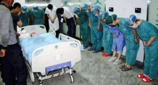 لماذا انحنى الأطباء لهذه الفتاة المريضة ..؟ لماذا انحنى الأطباء لهذه الفتاة المريضة ..؟