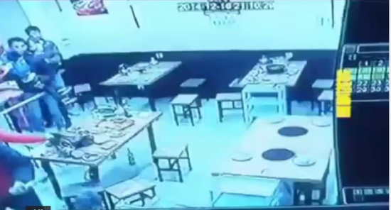 بالفيديو.. عصابة تحطم مطعما صينيا بالمناجل
