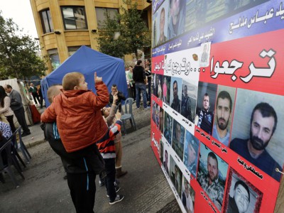 شقيق أحد العسكريين اللبنانيين المختطفين يتهم أطرافا حكومية بعرقلة بدء التفاوض شقيق أحد العسكريين اللبنانيين المختطفين يتهم أطرافا حكومية بعرقلة بدء التفاوض