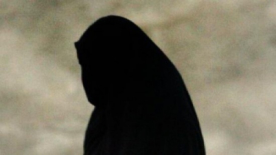 هددها بنشر صورها بعدما رفضت الخروج معه.. فأعطته 900 ألف ريال! هددها بنشر صورها بعدما رفضت الخروج معه.. فأعطته 900 ألف ريال!