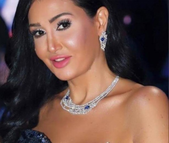 غادة عبد الرازق تضرب رجلين في الشارع أمام الجميع غادة عبد الرازق تضرب رجلين في الشارع أمام الجميع