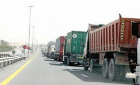 شرطة البادية الوسطى تبدأ حملة لمنع وقوف الشاحنات على الشارع الرئيسي