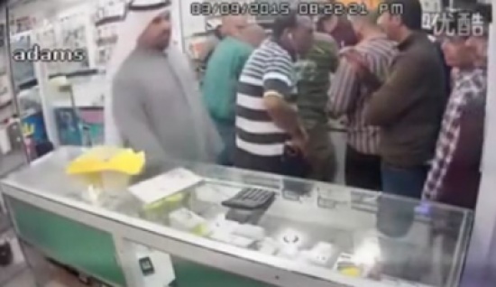 إماراتي يسرق من محل خلويات