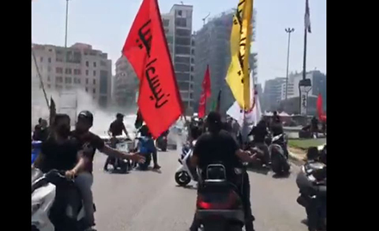 بأعلام مذهبية.. اعتداء عناصر حزب الله وأمل على ناشطين .. بالفيديو
