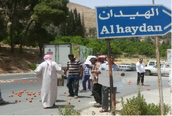 بالصور : مزراعون يلقون البندورة على الشارع بسبب اسعارها بالصور : مزراعون يلقون البندورة على الشارع بسبب اسعارها