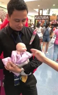 بالفيديو.. دمية تقلد الأطفال تثير فضول المارة بحركاتها الغريبة