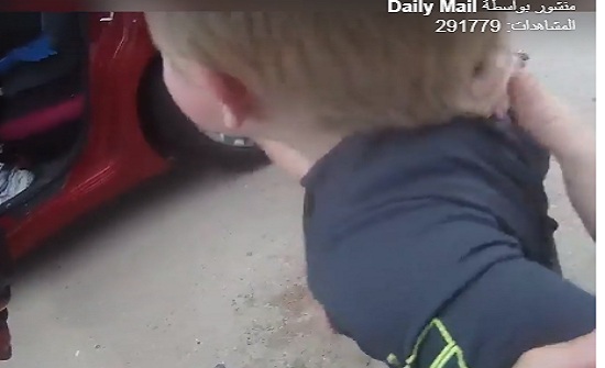 شرطي ينقذ طفلا ابتلع عملة معدنية (فيديو)