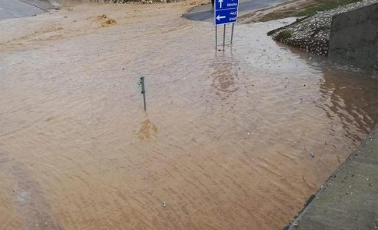 إنقاذ 33 شخصا علقت مركباتهم في المفرق بسبب الأمطار الغزيرة إنقاذ 33 شخصا علقت مركباتهم في المفرق بسبب الأمطار الغزيرة
