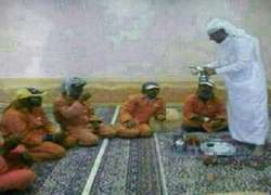 سعودي يصبُّ القهوة لعمال النظافة المضربين سعودي يصبُّ القهوة لعمال النظافة المضربين