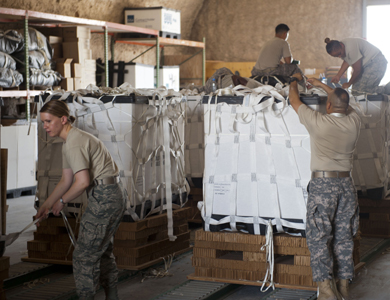 طائرات أمريكية تلقي مساعدات للمحاصرين العراقيين بسنجار للمرة السادسة