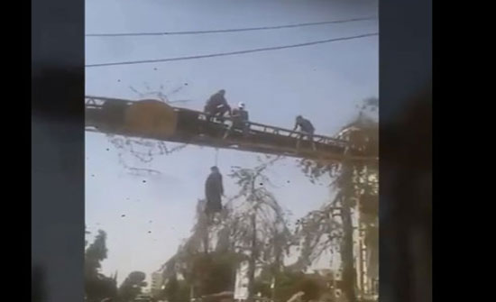 فيديو : تعليق جثة انتحاري السويداء على جسر المدينة وتنظيم الدولة يحتل 4 قرى