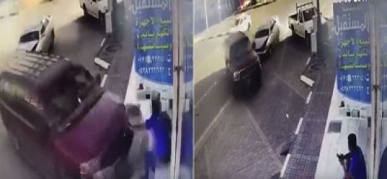 بالفيديو: حادث غريب.. شاهد انحراف سيارة وصدم عامل جالس أمام محل