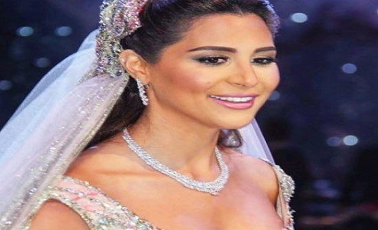 صور تخطف الانفاس.. عروس تشغل العالم بفستان زفاف ملوّن! صور تخطف الانفاس.. عروس تشغل العالم بفستان زفاف ملوّن!