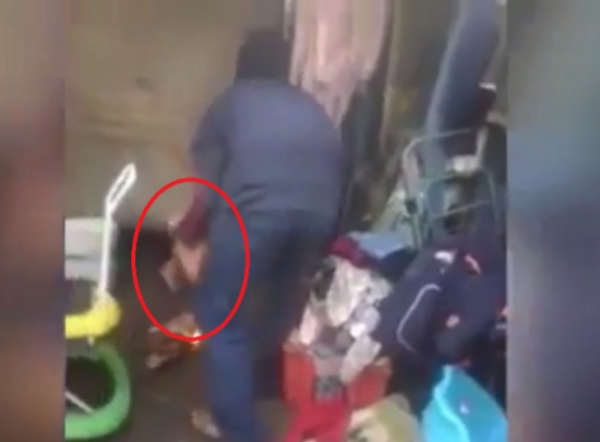 صور| رجل يعاقب ابن زوجته بعدما بلل فراشه بما لا يتصوره عقل صور| رجل يعاقب ابن زوجته بعدما بلل فراشه بما لا يتصوره عقل