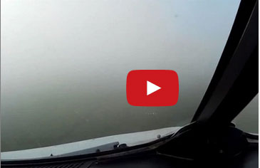 لحظات مرعبة لهبوط طائرة وسط الضباب