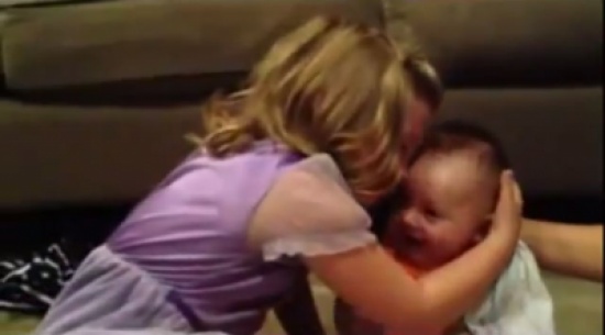 بالفيديو ": طفلة تبكي ولا تريد أخوها الصغير أن يكبر!