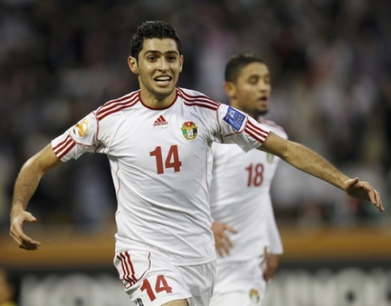 عبد الله ذيب يحمل شارة القيادة ببطولة غرب آسيا عبد الله ذيب يحمل شارة القيادة ببطولة غرب آسيا