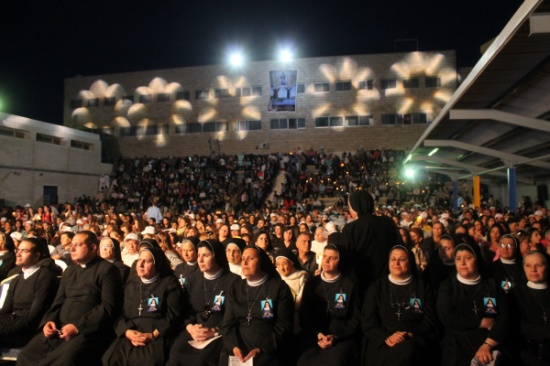 بالصور : الكنيسة الكاثوليكية تحتفل بقرب اعلان قديستين عربيتين