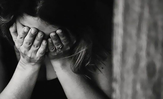 مصري يحلق شعر زوجته بعد وقوفها بالشرفة دون حجاب مصري يحلق شعر زوجته بعد وقوفها بالشرفة دون حجاب