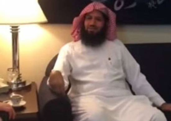 فيديو: لافتة دعوية بمطار الدمام تُدخل قسيساً و300 شخص الإسلام فيديو: لافتة دعوية بمطار الدمام تُدخل قسيساً و300 شخص الإسلام