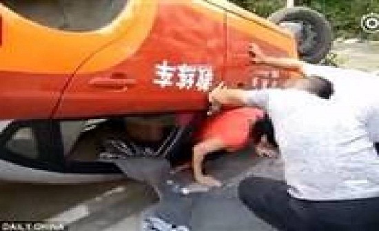 بالفيديو: تقلب السيارة في محاولتها الثامنة لنيل رخصة قيادة! بالفيديو: تقلب السيارة في محاولتها الثامنة لنيل رخصة قيادة!