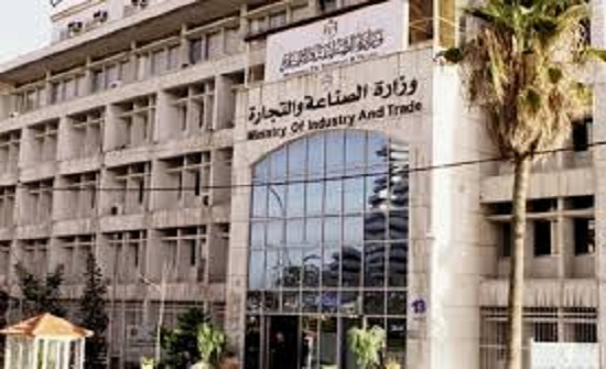 "الصناعة والتجارة" تتابع توفر المواد الغذائية والمحروقات خلال المنخفض "الصناعة والتجارة" تتابع توفر المواد الغذائية والمحروقات خلال المنخفض