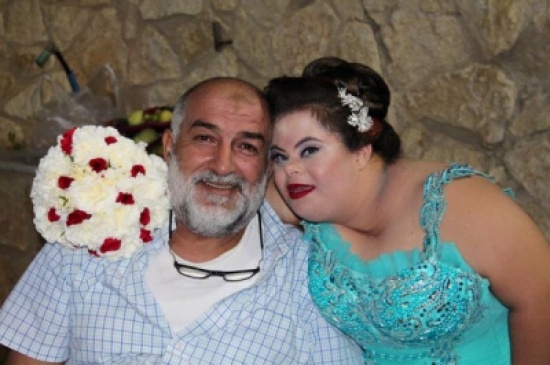 فيديو :فلسطينية من متلازمة داون ... عروس بلا عريس