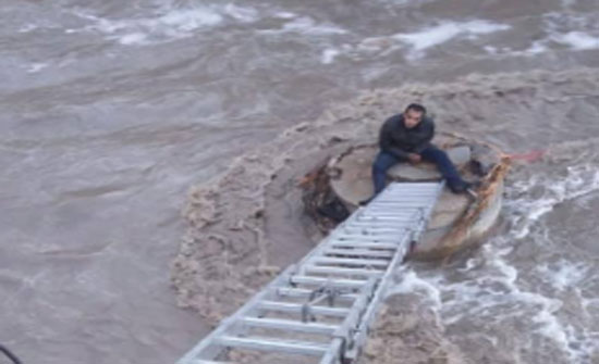 بالصور .. إنقاذ شخص من داخل سيل الزرقاء بالصور .. إنقاذ شخص من داخل سيل الزرقاء