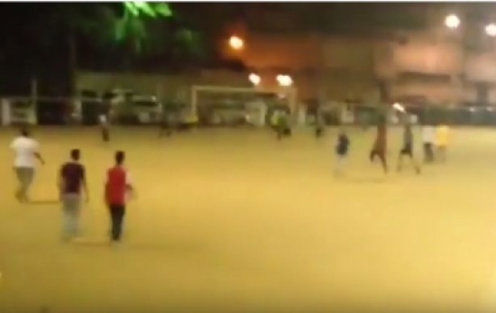 شاهد.. مشجع يدخل أرضية الملعب ليأخذ كأس البطولة