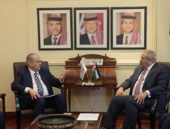 جوده يتسلم رسالة خطية بعث بها الرئيس القبرصي الى جلالة الملك جوده يتسلم رسالة خطية بعث بها الرئيس القبرصي الى جلالة الملك