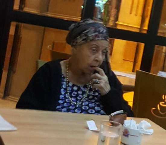 بائسة في المقهى.. المفاجأة أن السيدة صاحبة الصورة كانت نجمة وحالها يُبكي بائسة في المقهى.. المفاجأة أن السيدة صاحبة الصورة كانت نجمة وحالها يُبكي