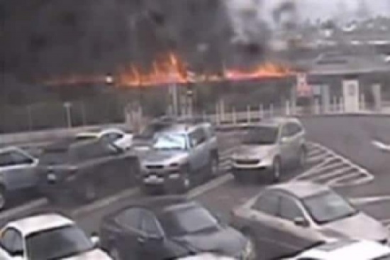 بالفيديو: لحظة مرعبة لتحطم وانفجار طائرة على طريق سريع في أمريكا