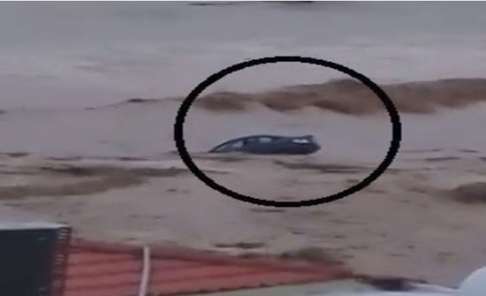 بالفيديو: السيول تجرف سيارة نحو البحر في لبنان! بالفيديو: السيول تجرف سيارة نحو البحر في لبنان!