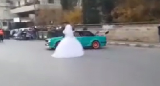 فيديو| عروسان يغامران بحياتهما بحركة خطيرة!