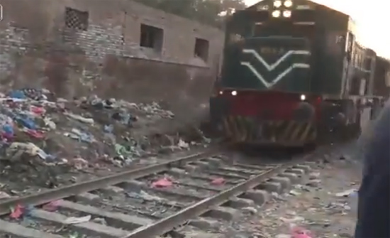 بالفيديو: لحظة اصطدام قطار برجل أثناء سيره بجواره