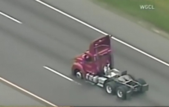 فيديو :  مطاردة مثيرة بين شاحنة مسروقة والشرطة