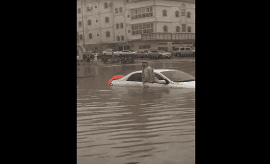 فلبيني ينقذ سعوديا من الغرق - فيديو