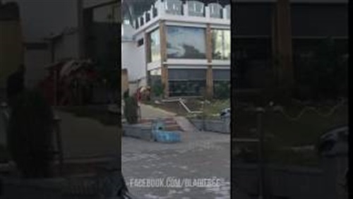 . زوج يضرب زوجته بـ«الشلوت» وسط الشارع