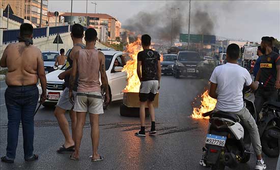 محتجون يقطعون طرقا رئيسية إثر تراجع قياسي لليرة في لبنان .. بالفيديو محتجون يقطعون طرقا رئيسية إثر تراجع قياسي لليرة في لبنان .. بالفيديو