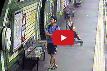 طفل في عربة يسقط على سكة قطار