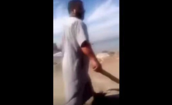 المصلون في مساجد عين الباشا وصافوط يحملون " العصي " .. لماذا ؟ المصلون في مساجد عين الباشا وصافوط يحملون " العصي " .. لماذا ؟