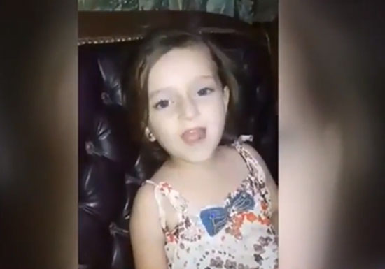 شاهد.. طفلة سورية توقف "أغنيتها" بعد سقوط براميل متفجرة قربها