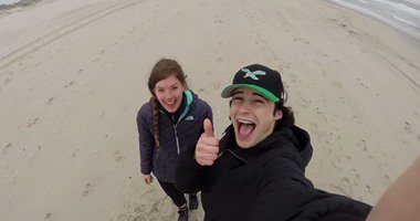 شاهد..كلب يساعد صاحبه في عرض الزواج من حبيبته