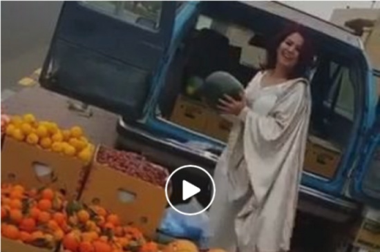 “شاهد”: حسناء كويتية تتسبب في أزمة مرورية خانقة بسبب البطيخ