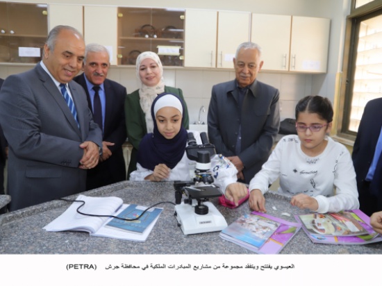 العيسوي يفتتح ويتفقد مجموعة من مشاريع المبادرات الملكية في محافظة جرش العيسوي يفتتح ويتفقد مجموعة من مشاريع المبادرات الملكية في محافظة جرش